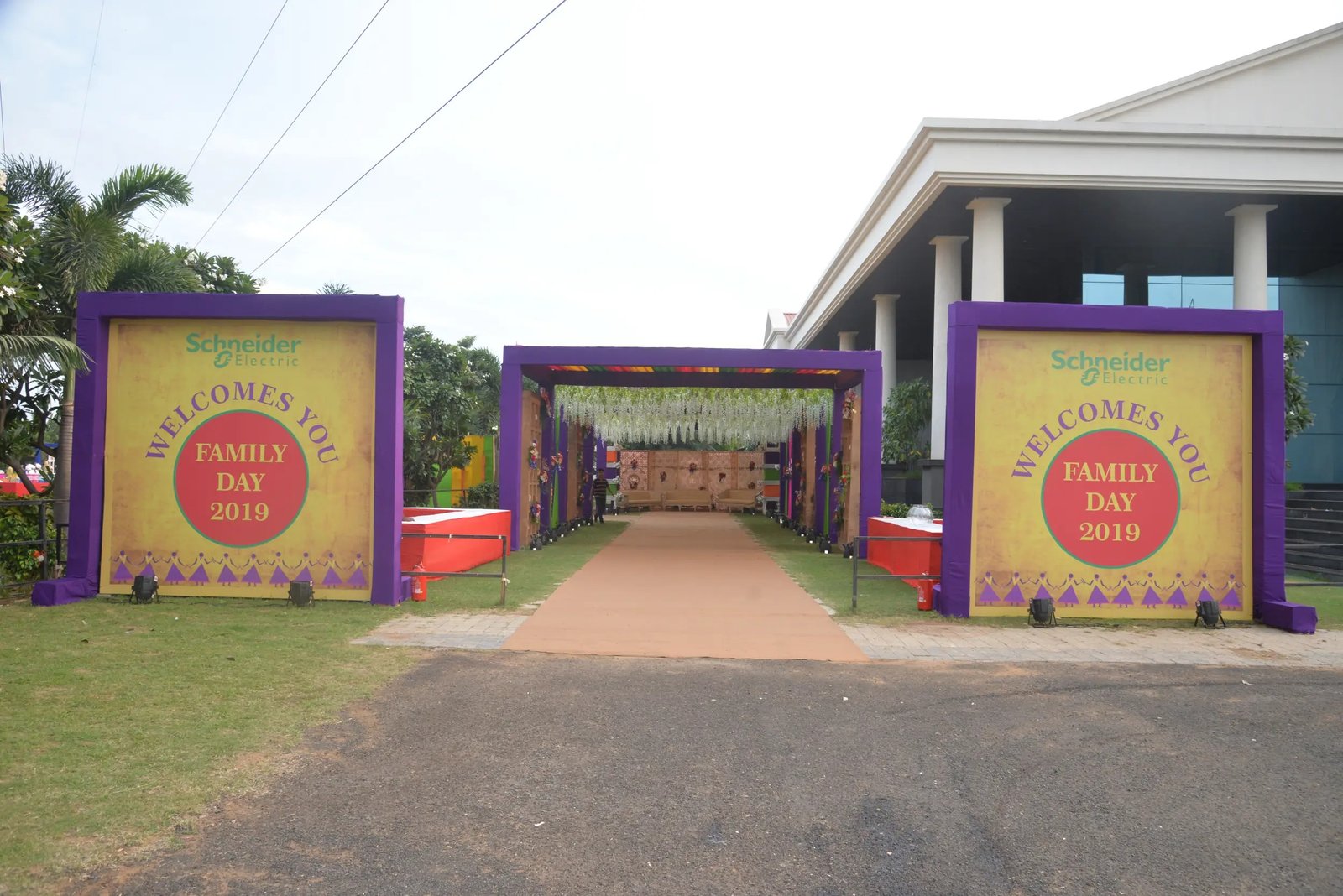 Glamour Events with group of people dressed formally posing